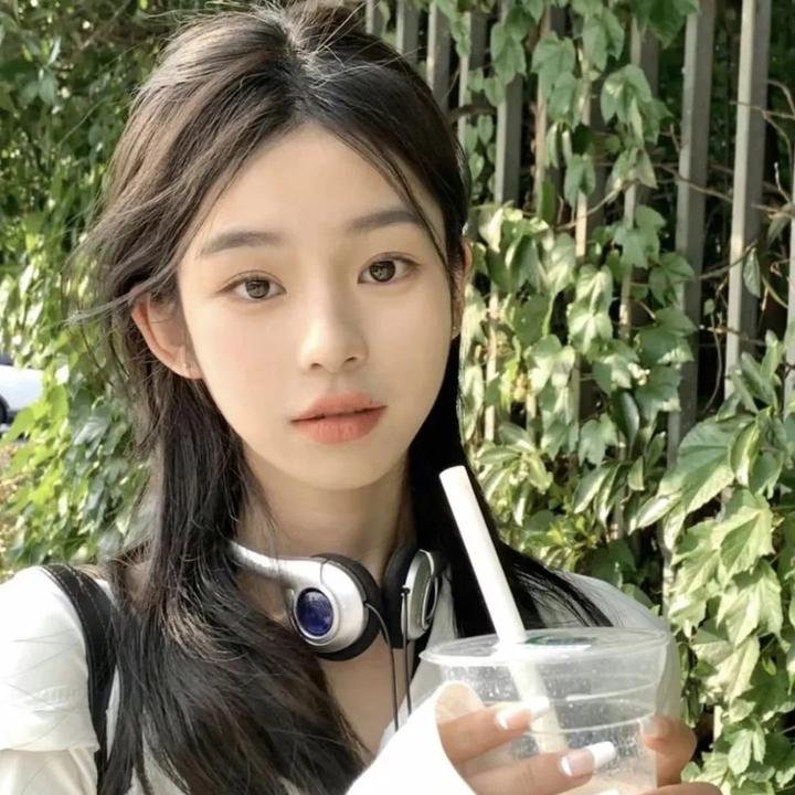 某影后之女走后门进组，人设崩塌，深夜持续发酵